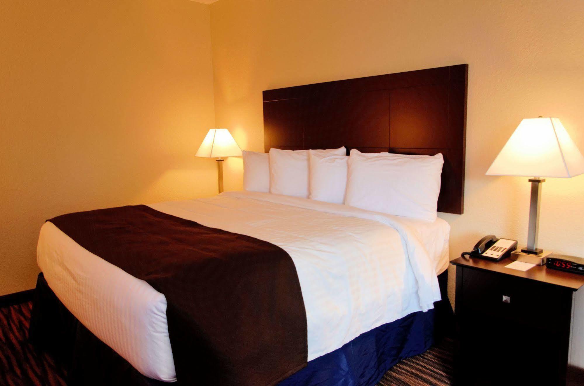 Cobblestone Inn & Suites - Denison | Oak Ridge 외부 사진